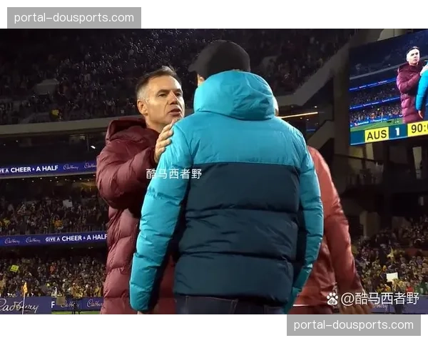 暖心一幕：比赛暂停，双方球员帮助将闯入球场的小狗带离