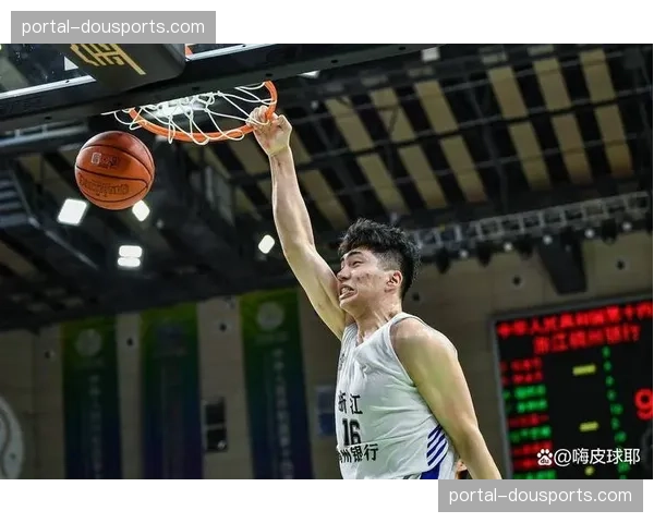 【2026年4月CBA联赛区域防守与盯人混用趋势·季后赛·赛中·消息浙江队余嘉豪半场3次封盖，球队依靠收缩联防限制新疆内线得分