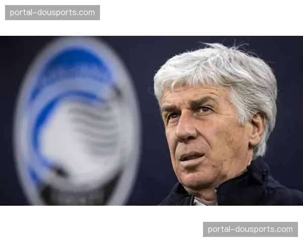 特写镜头:伤停补时,亚特兰大主帅加斯佩里尼紧张嚼着口香糖 特写镜头:伤停补时,亚特兰大主帅加斯佩里尼紧张嚼着口香糖